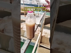 Prueba de floculación de poliacrilamida en una planta de tratamiento de aguas residuales.