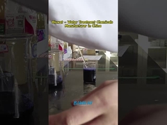 Tratamiento eficaz de aguas residuales de colorantes. Prueba de tarro con productos químicos Bluwat